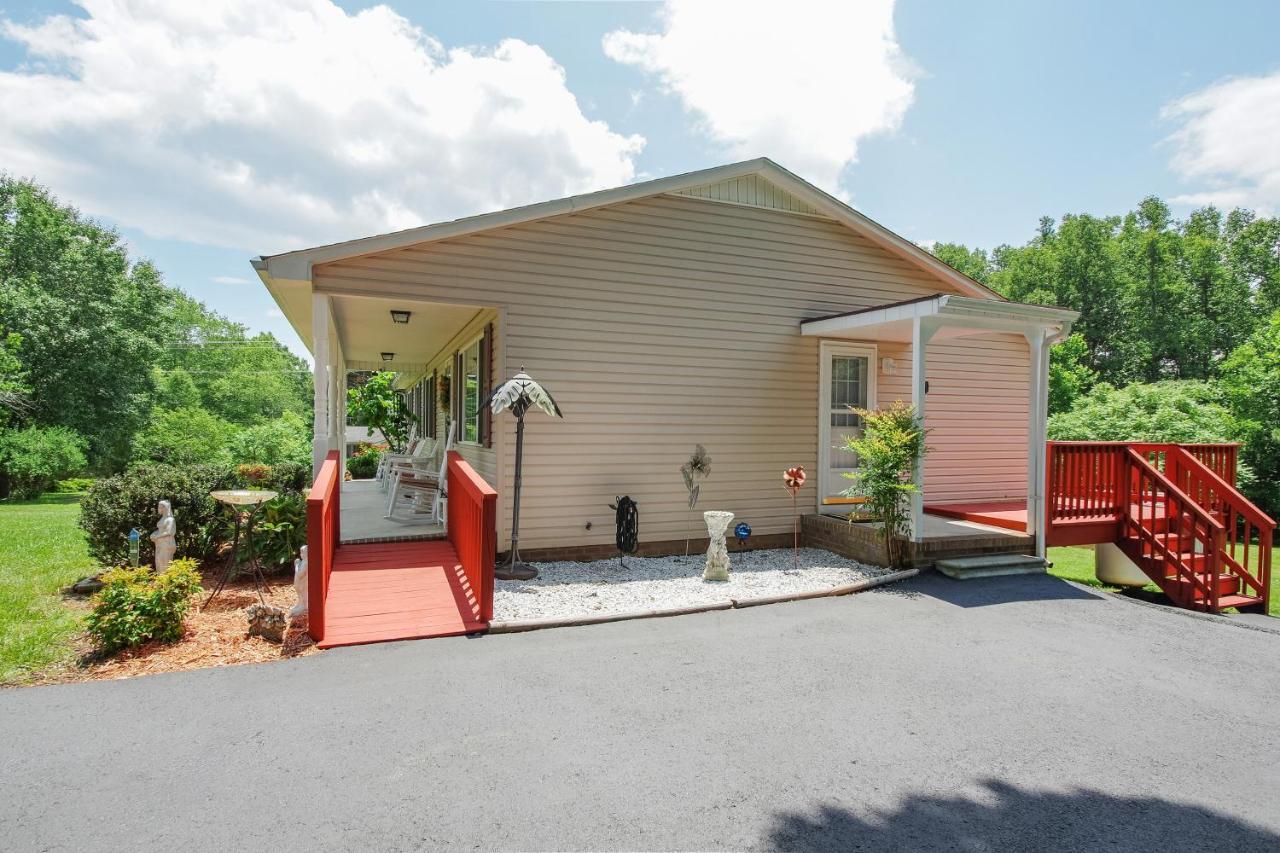 Chatham Getaway With Fireplace, Deck And Gas Grill! 외부 사진